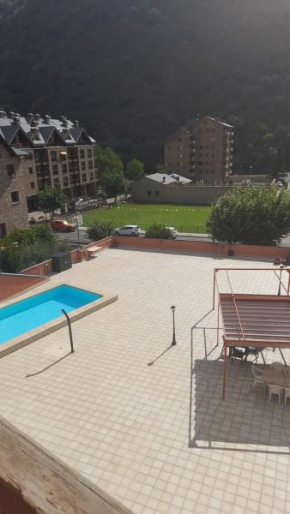 Apartamento dúplex acogedor con piscina en Rialp